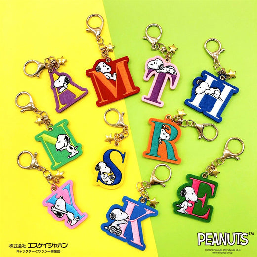 PEANUTS(ピーナッツ)　チャームつき　刺繍アルファベットキーホルダー（K）